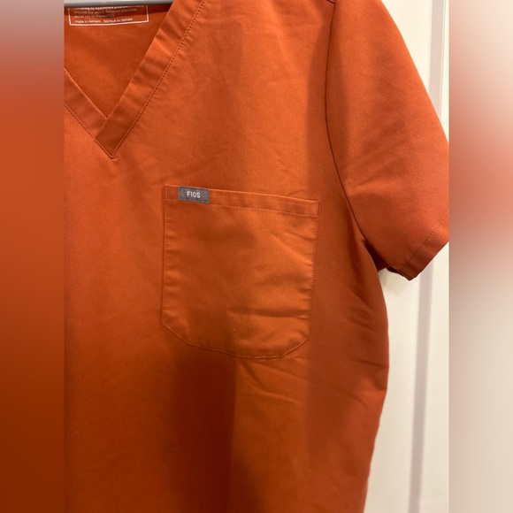 Figs Technical Collection Catarina Burnt Orange Scrub Top - Picture 4 of 9
